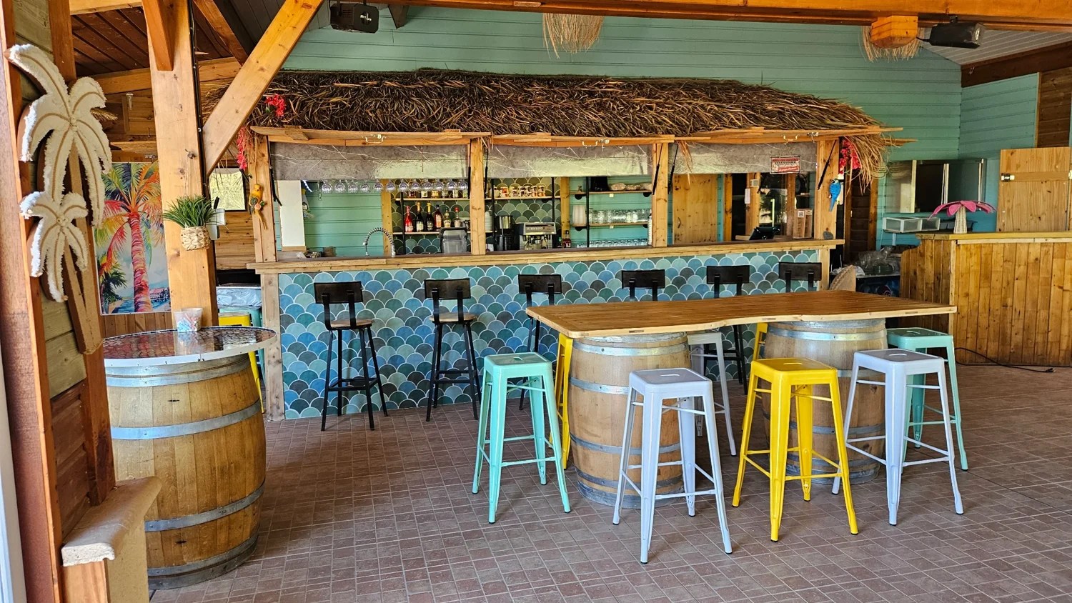 Le bar coloré du Camping Ohana, son comptoir et ses tabourets