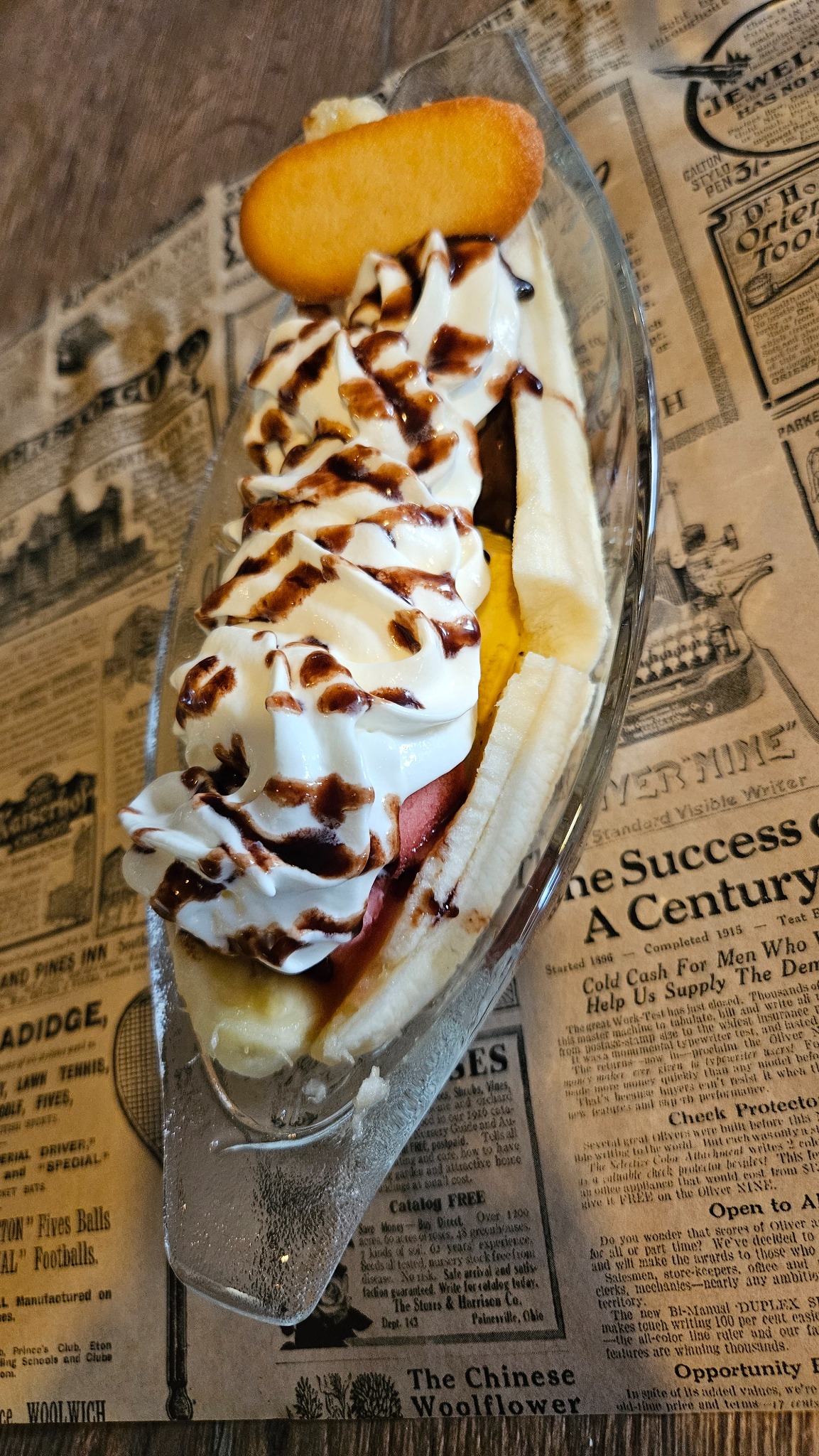 Coupe banana split avec banane, glace, chantilly et sauce chocolat au Camping Ohana