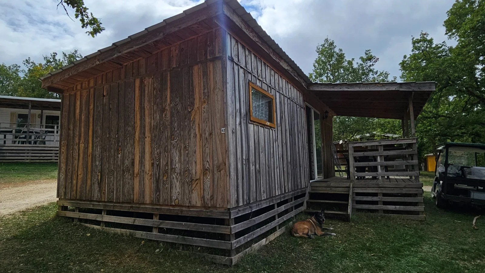 Chalet en bois du Camping Ohana avec terrasse couverte