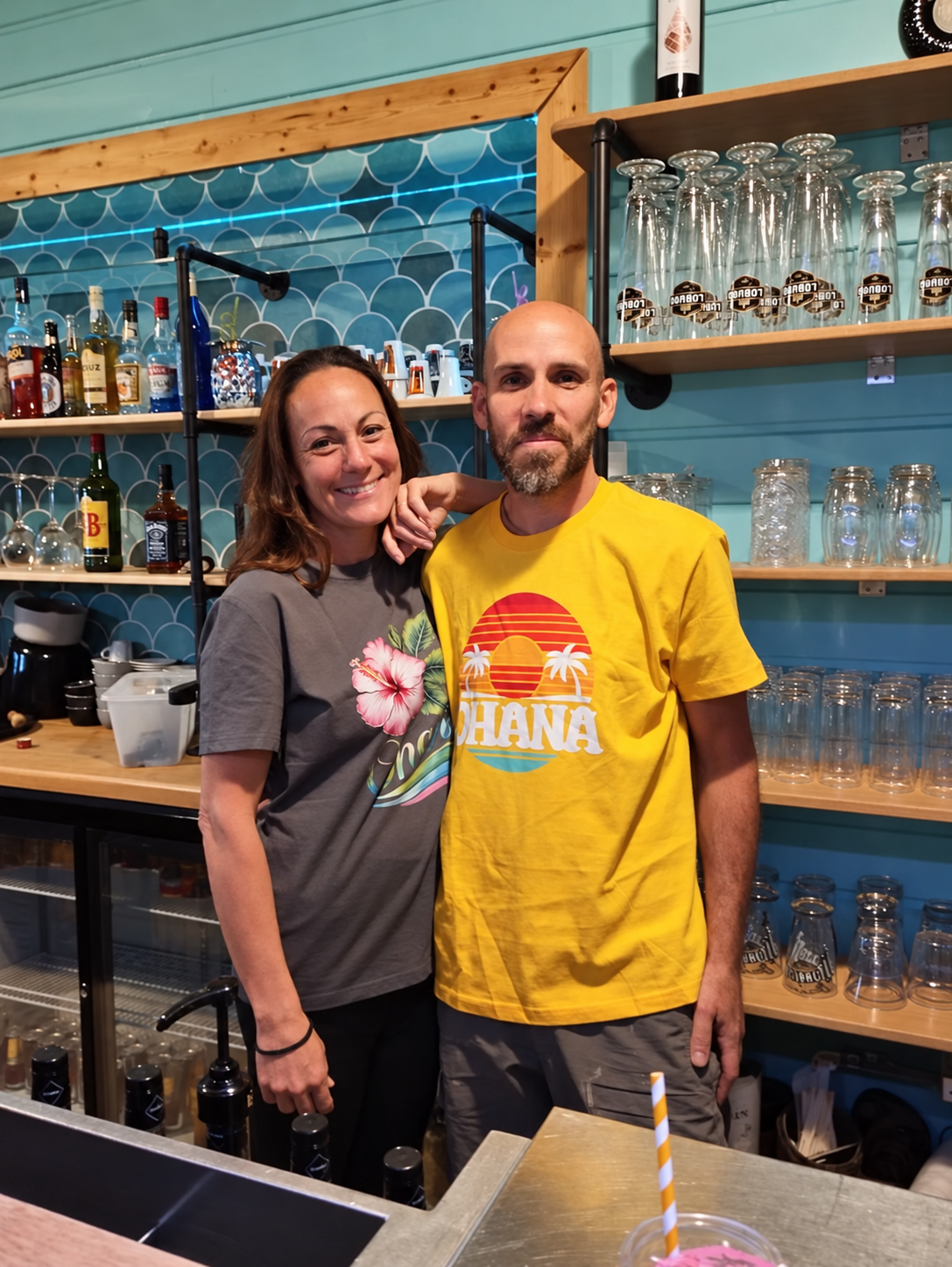 Christelle et Guerric, propriétaires du Camping Ohana, derrière le bar du camping