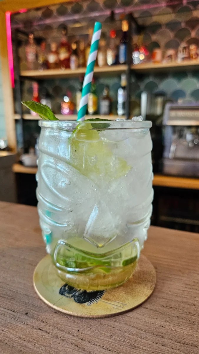 Un cocktail au citron vert au comptoir du bar du Camping Ohana