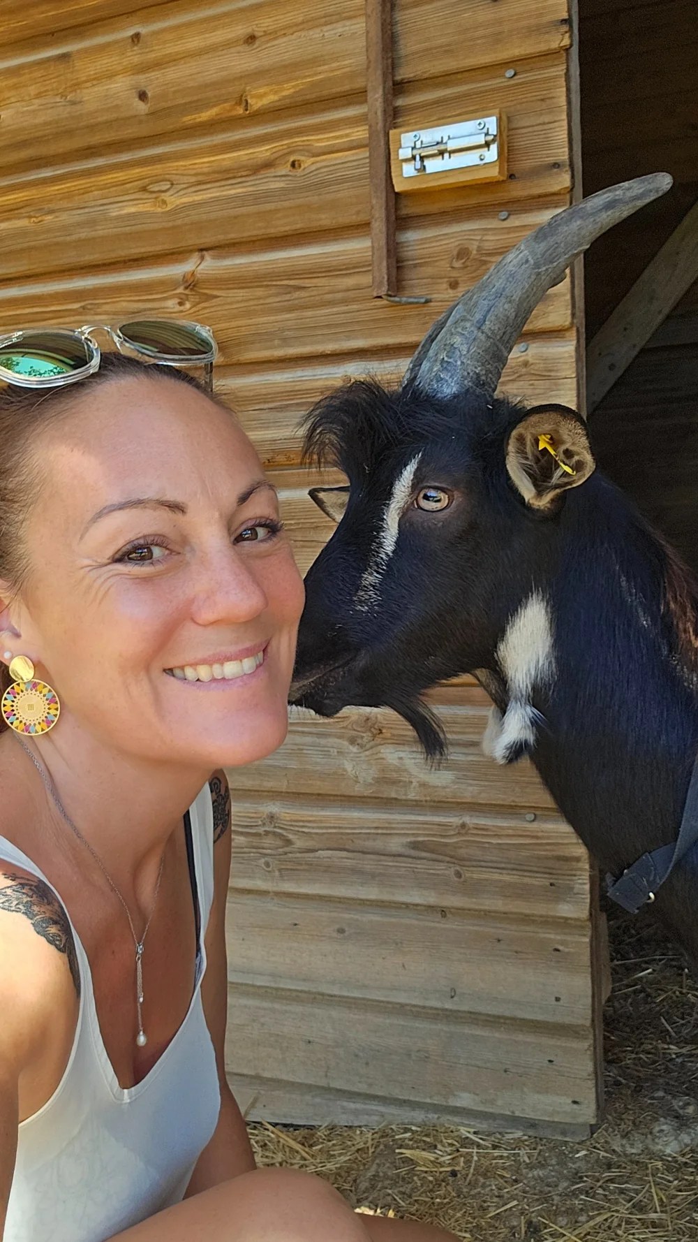 Un moment de complicité avec un bouc à la mini-ferme du camping