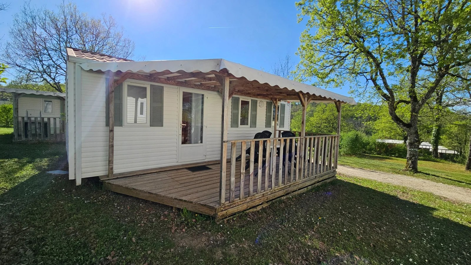Mobil-home du Camping Ohana avec terrasse couverte dans un cadre arboré