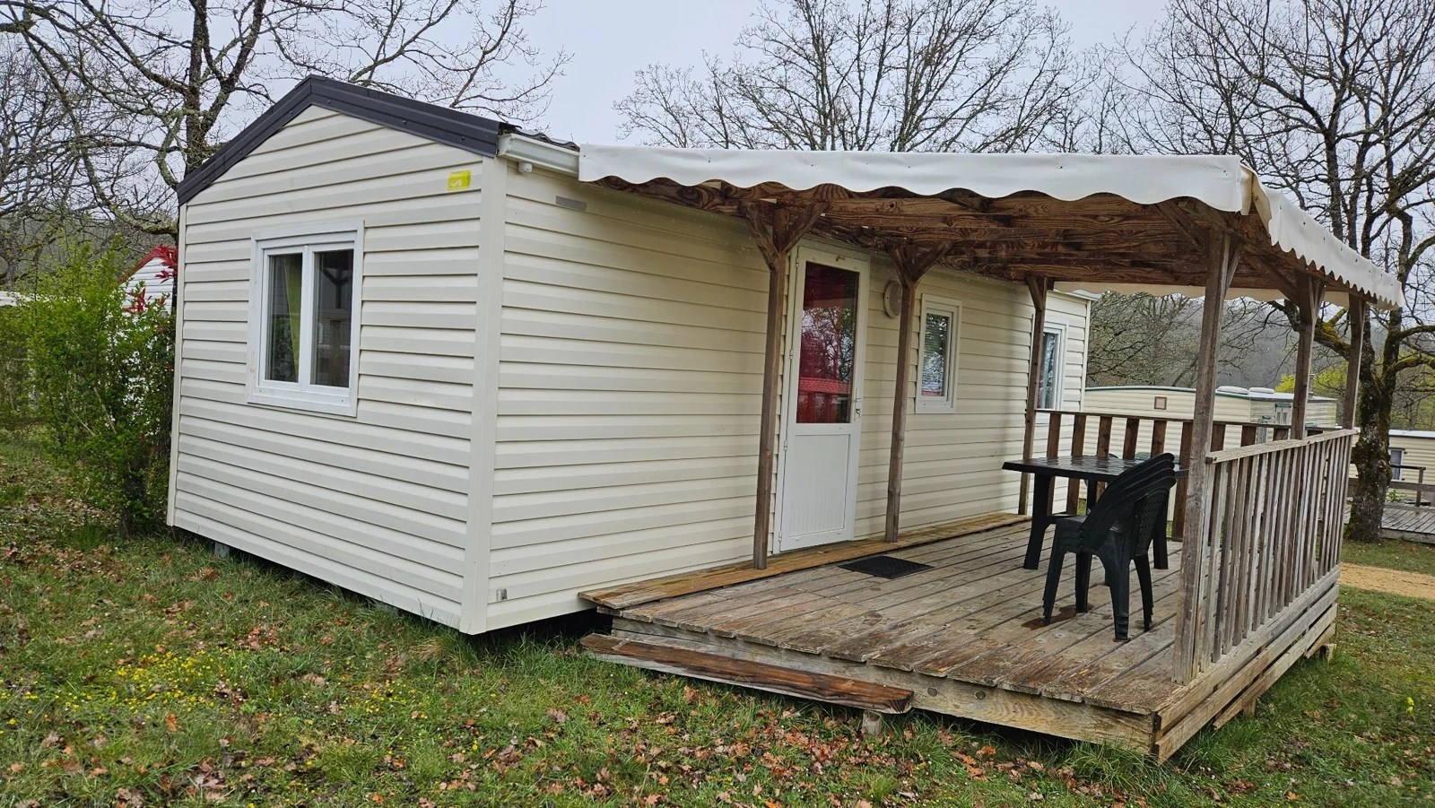 Mobil-home du Camping Ohana avec terrasse en bois et salon de jardin