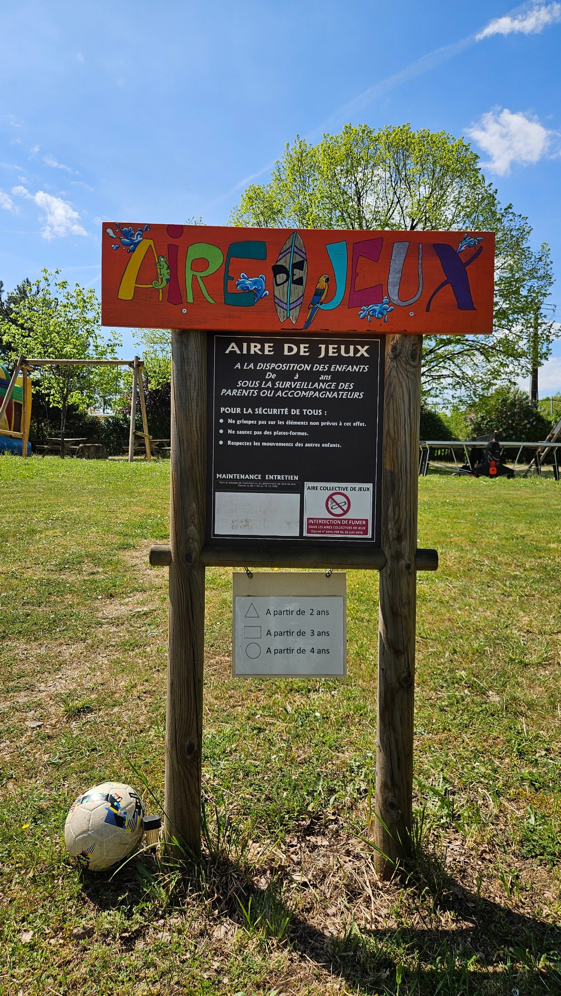 Panneau Aire de jeux du Camping Ohana avec les consignes et la surveillance des parents