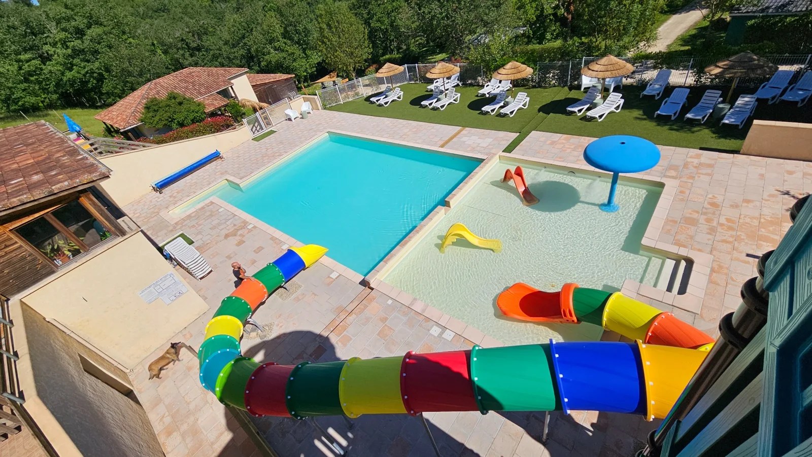 Vue en hauteur de la piscine et des jeux aquatiques du Camping Ohana