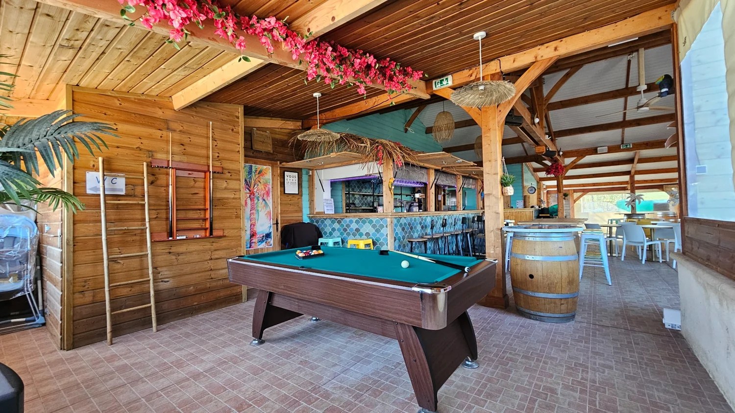 Le billard et les tables dans la salle du Camping Ohana