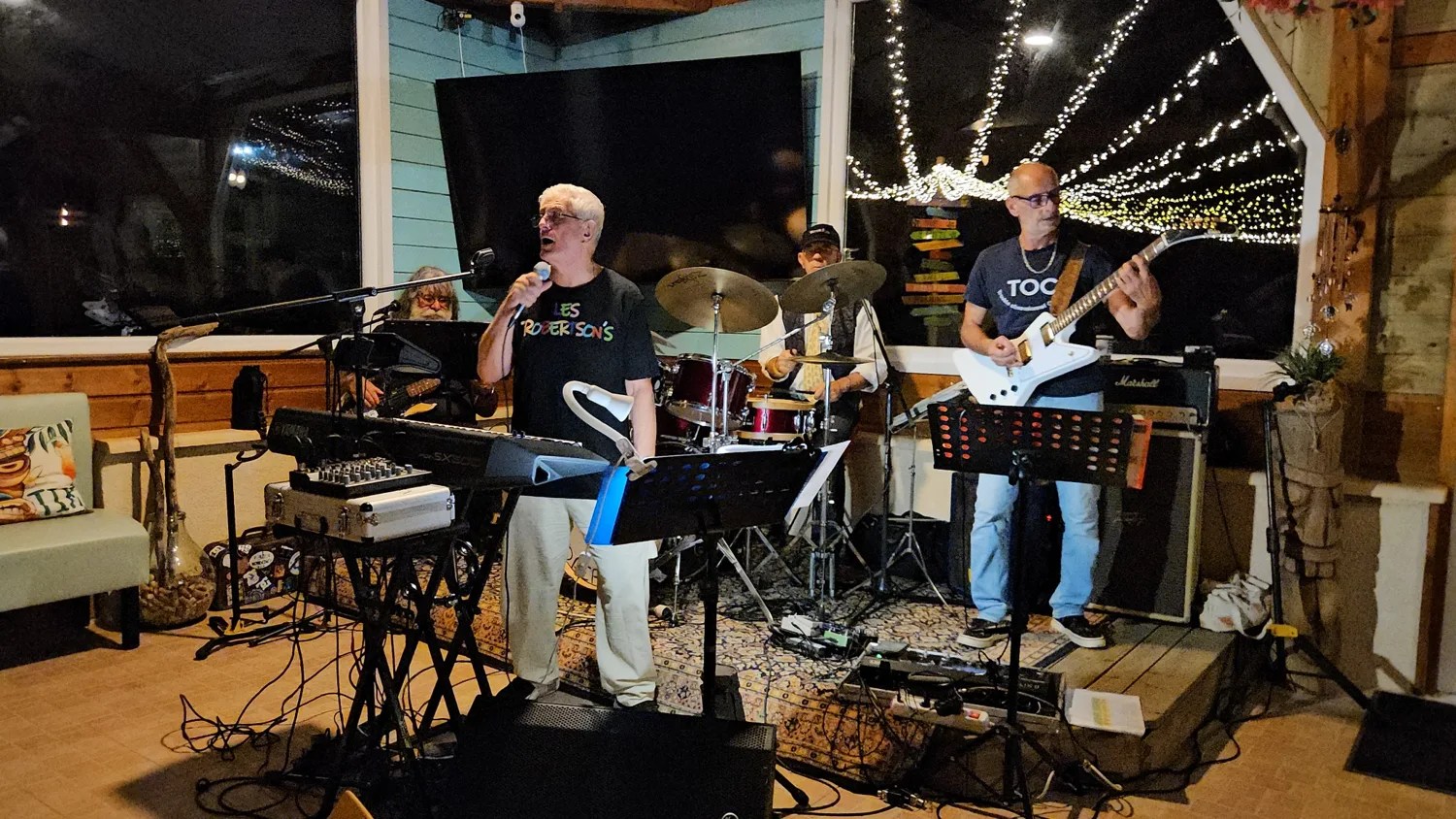 Un groupe de musiciens en concert dans la salle du Camping Ohana