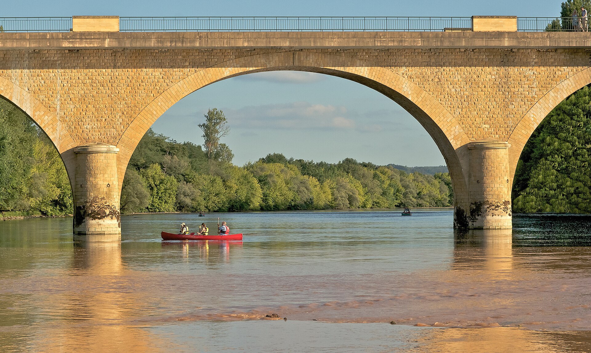 Canoéistes sur la Dordogne sous le pont de Limeuil