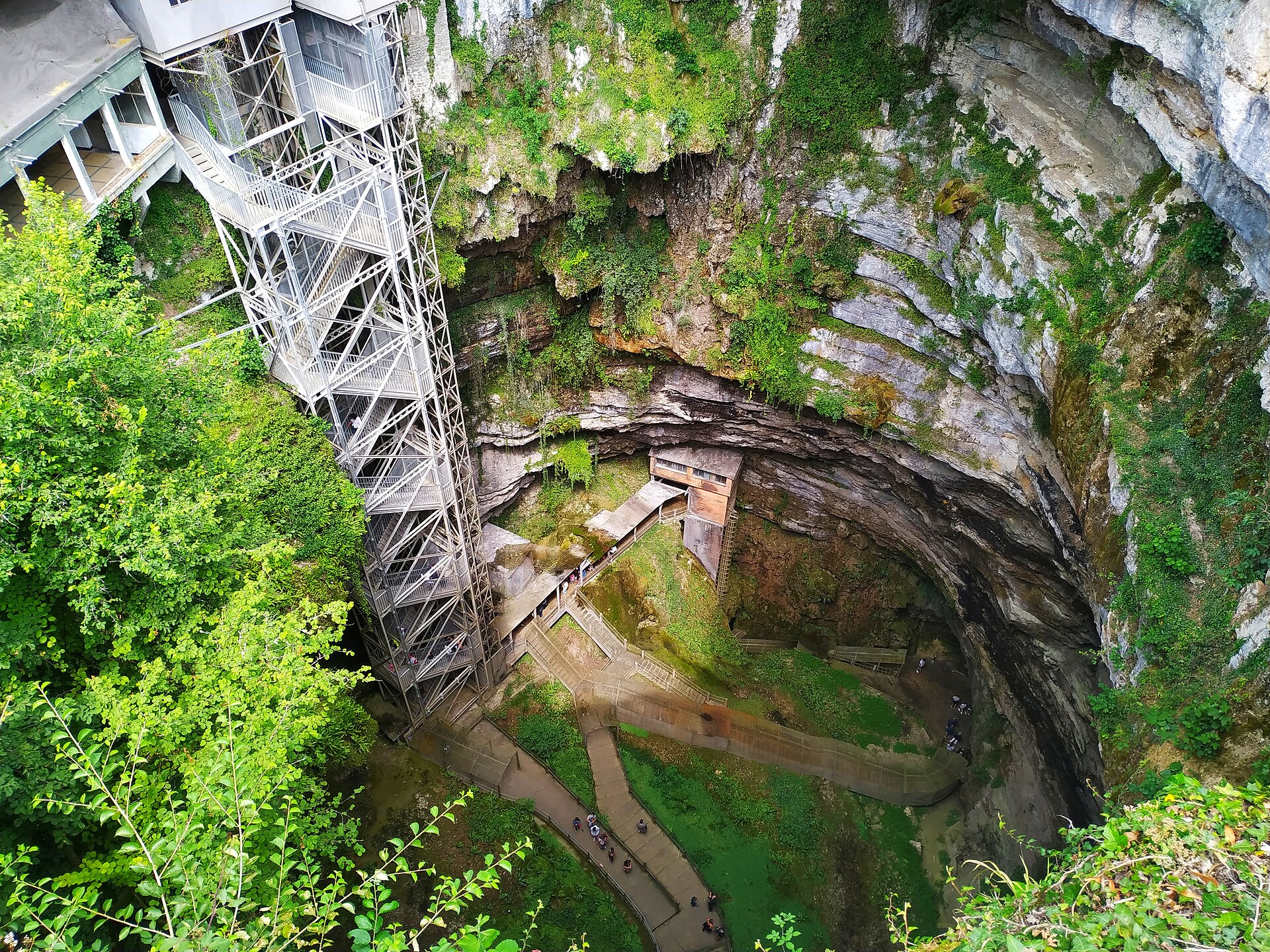 Les escaliers et l’ouverture du gouffre de Padirac