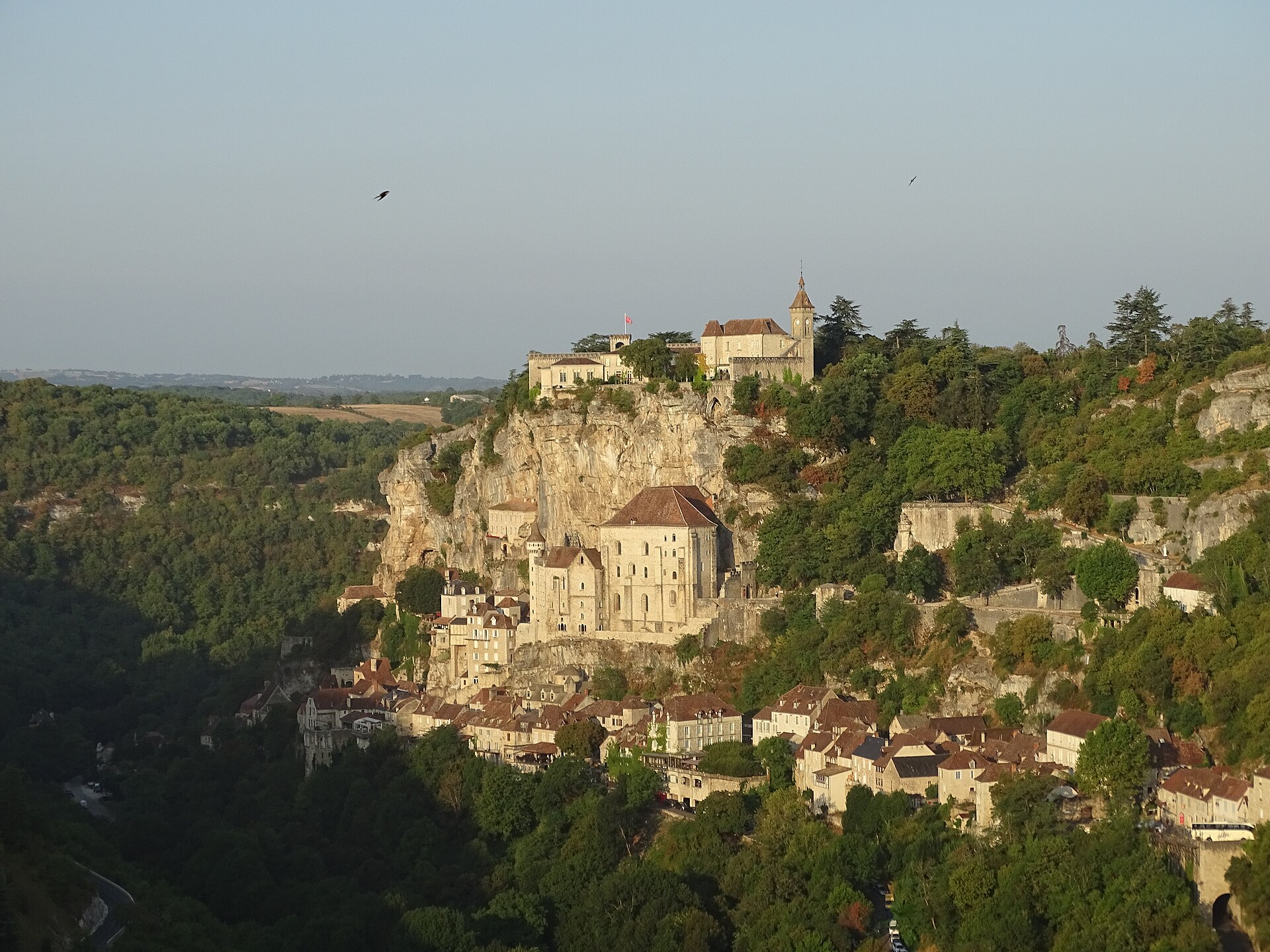 Vue de Rocamadour, sa cité médiévale et ses sanctuaires dans la falaise