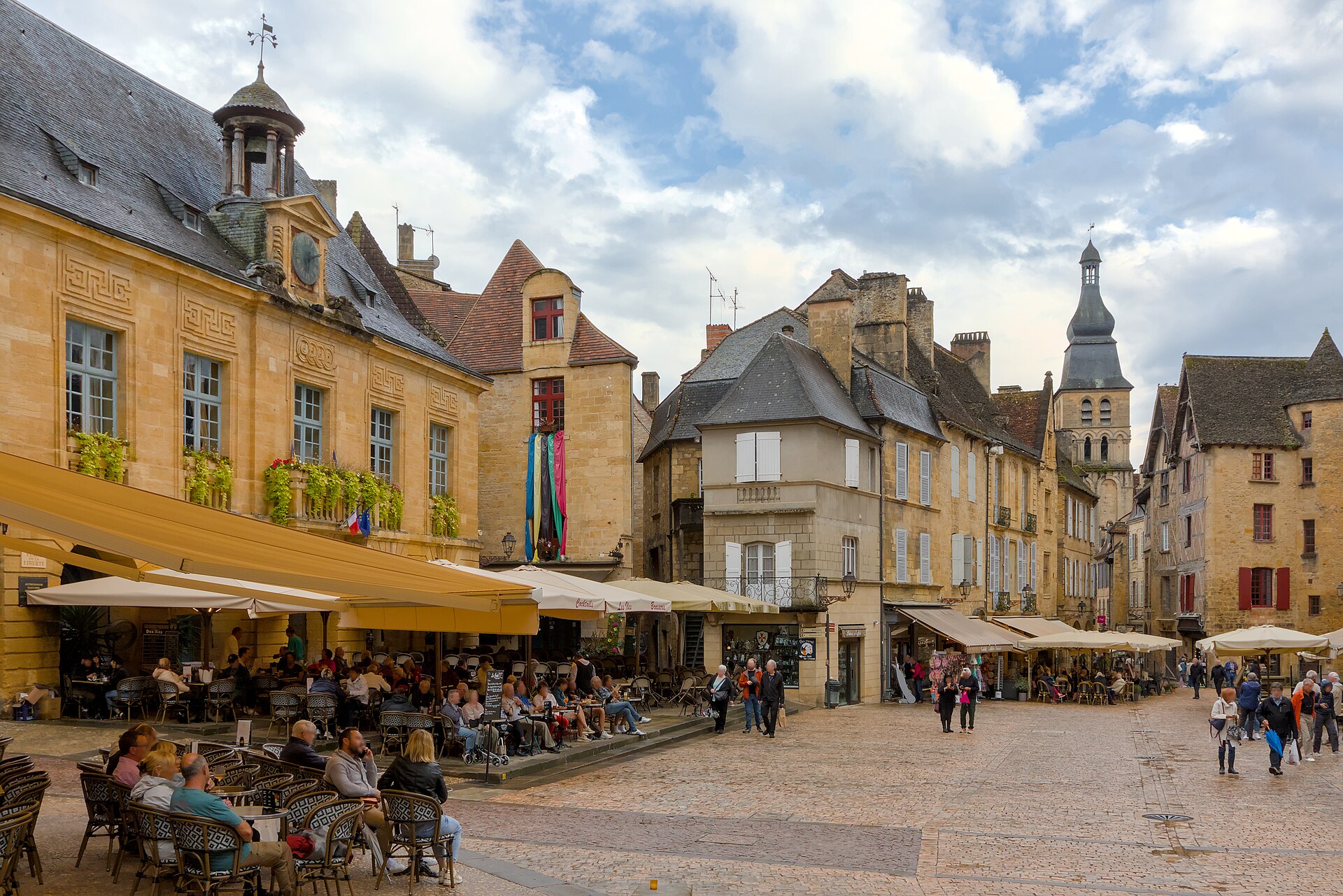 Les façades de pierre de la place de la Liberté à Sarlat-la-Canéda