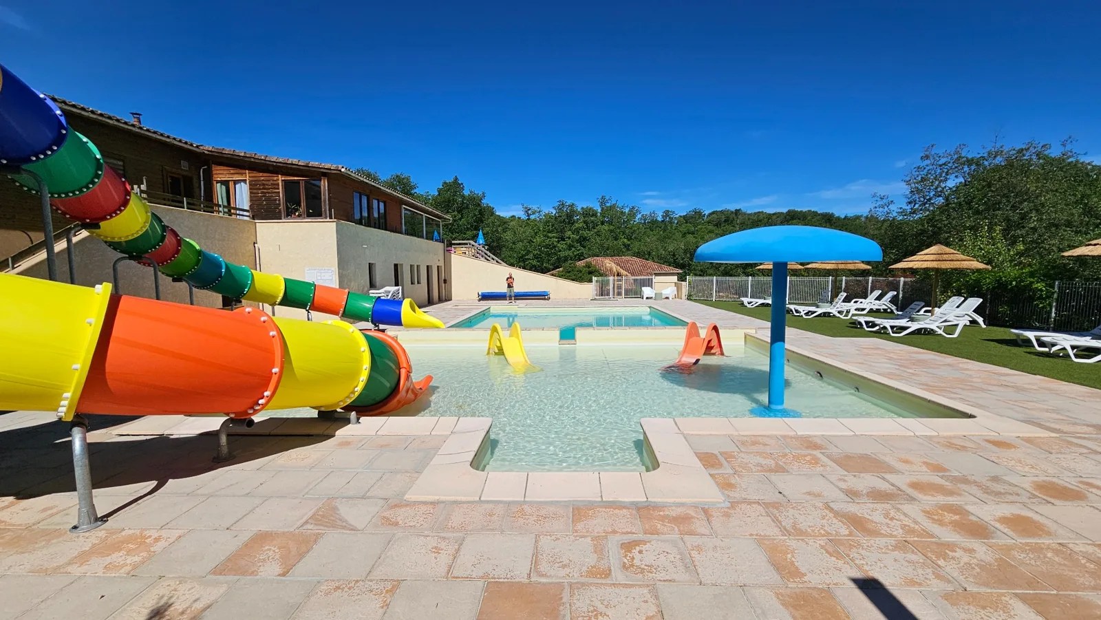 Toboggans colorés et jeux d’eau de l’espace piscine du Camping Ohana